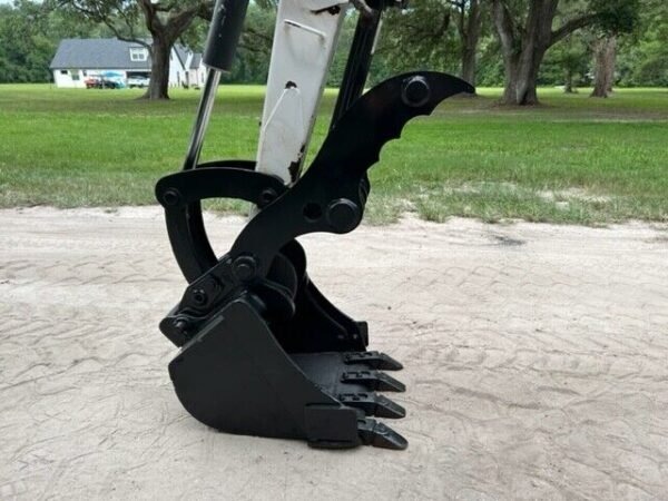 Bobcat 425G (2008) – Mini-pelle d’occasion 2,7 tonnes – 2 095 heures – Vendue avec 4 godets – Image 2