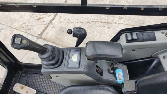 Caterpillar CAT 302.2D (2013) – Mini pelle 2,1T – 2 468 h – 3 godets – Image 3