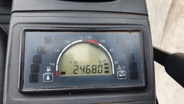 Caterpillar CAT 302.2D (2013) – Mini pelle 2,1T – 2 468 h – 3 godets – Image 2