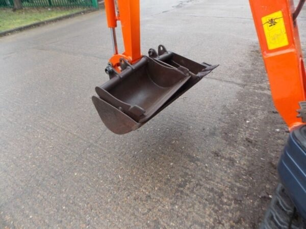 Kubota K008-3 Micro (2013) – Mini-Pelle 0,8T avec Moteur Neuf – 2 694 h – 3 Godets – Image 3