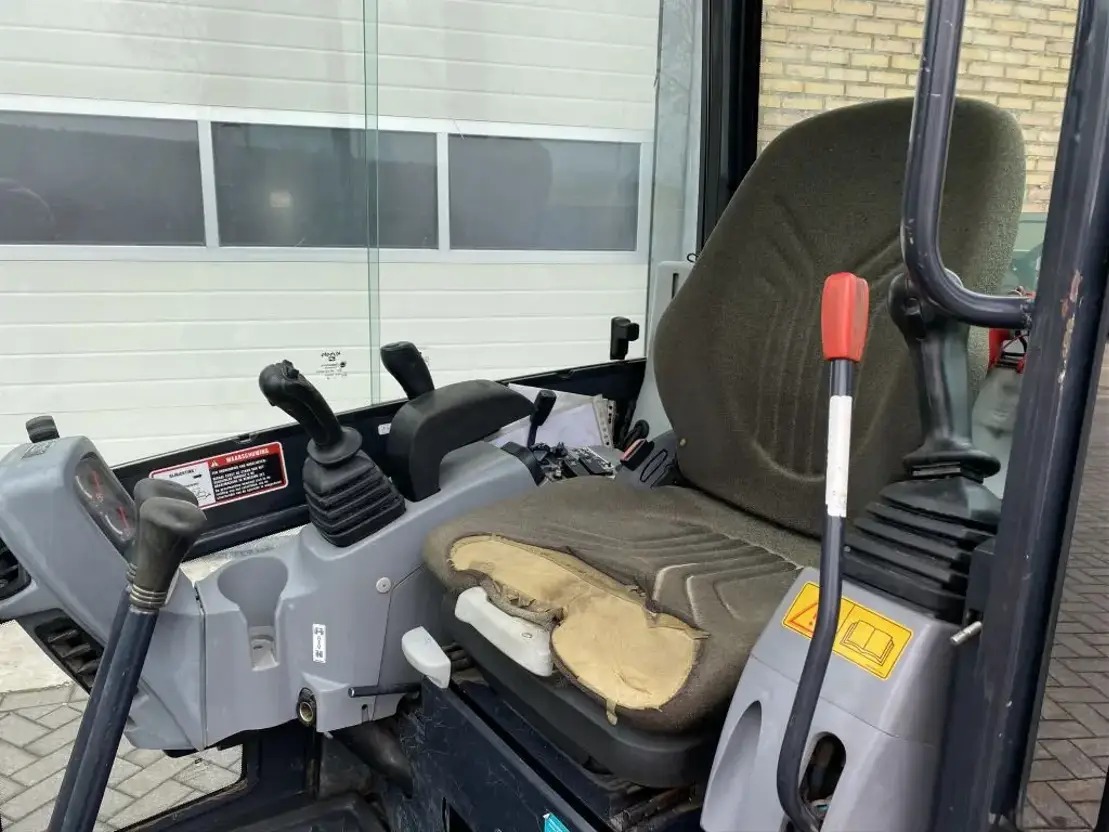 Kubota KX019-4 (2012) – Mini-pelle 1,8T – 8 386 h –Fournie avec 3 godets – Prête à l’emploi – Image 6