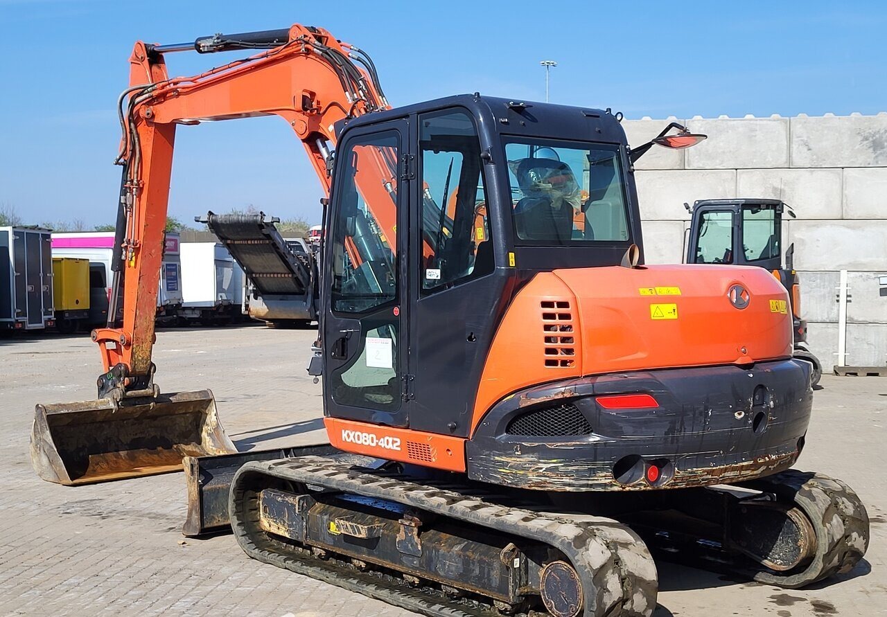 Kubota KX080-4A2 (2020) – Mini-pelle 8 tonnes – 2 955 heures – Godet 0,25 m³ – Moteur 46,5 kW – Image 4