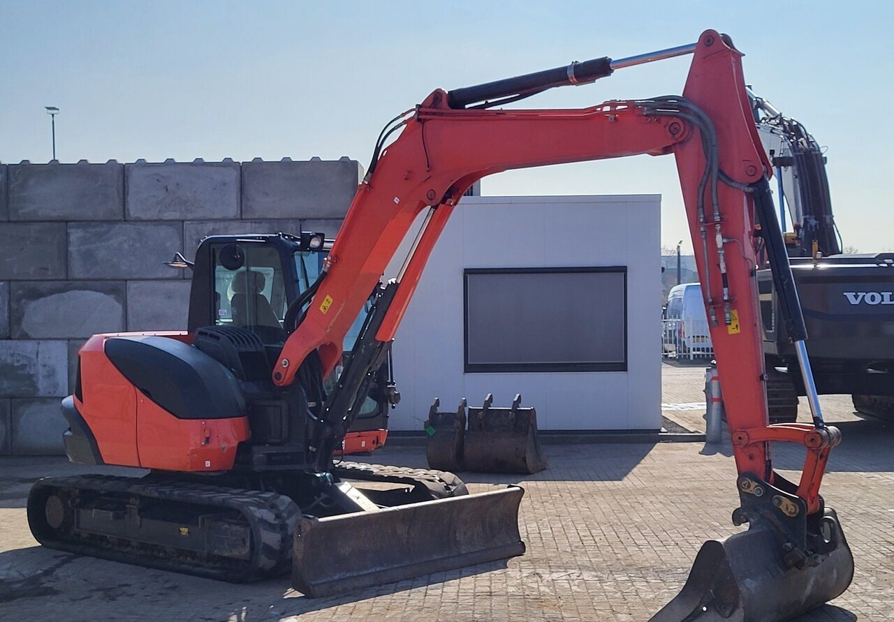 Kubota KX080-4A2 (2020) – Mini-pelle 8 tonnes – 2 955 heures – Godet 0,25 m³ – Moteur 46,5 kW – Image 3