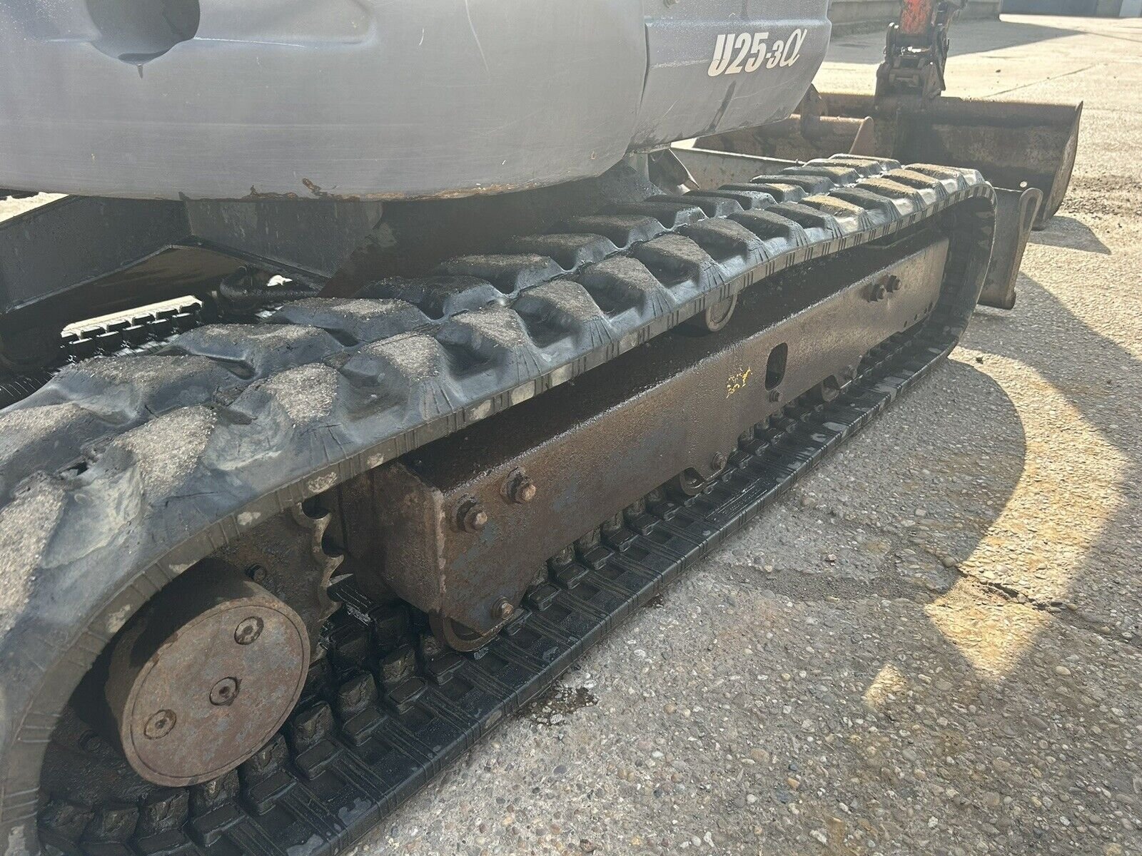 Kubota U27-4 (2018) – Mini-pelle 2,7 tonnes équipée d’une attache hydraulique rotative – Image 4