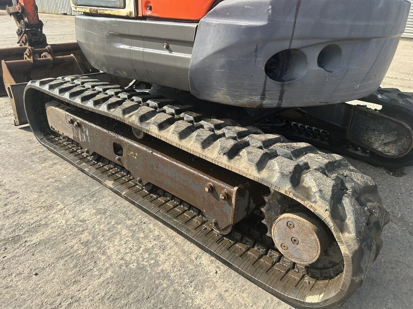 Kubota U27-4 (2018) – Mini-pelle 2,7 tonnes équipée d’une attache hydraulique rotative – Image 3