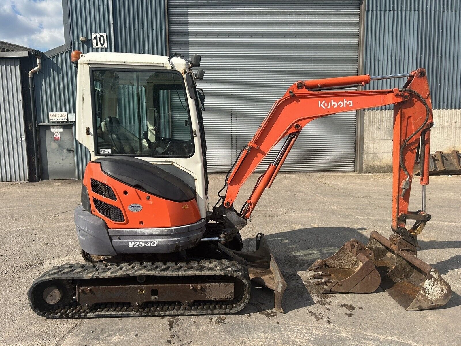 Kubota U27-4 (2018) – Mini-pelle 2,7 tonnes équipée d’une attache hydraulique rotative – Image 9