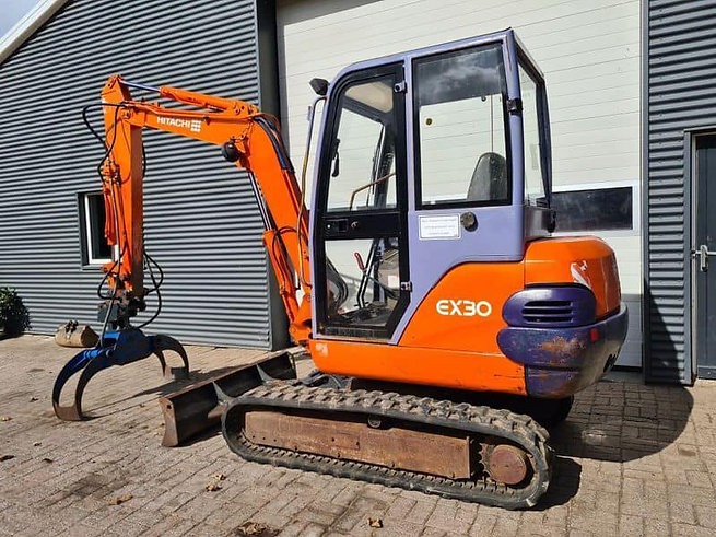 Mini-pelle Hitachi EX30 d’occasion 2006– Compacte, fiable