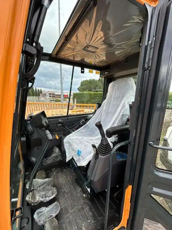 Mini-pelle Hyundai R80CR-9A, modèle d’occasion – Image 4