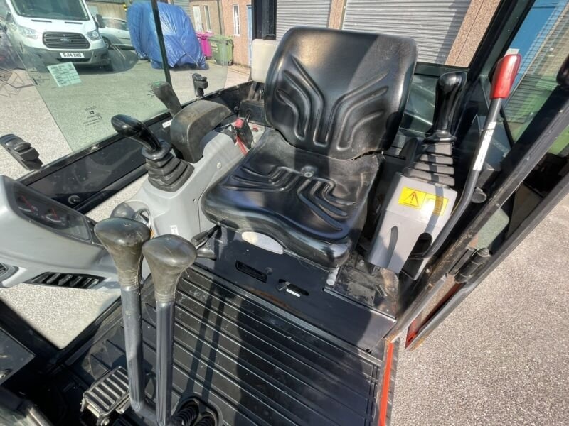 Mini-pelle Kubota KX016-4 (2013) – 1,6T – 2 971 h – Révisée avec cabine climatisée – Image 2