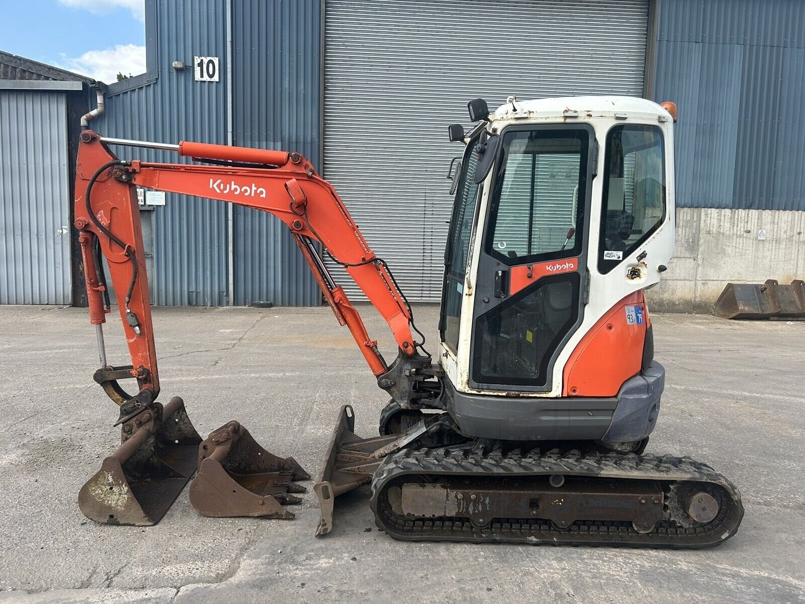Mini-pelle Kubota U25-3 (2008), 2,6T, 3 600 h, entièrement révisée. Livrée avec BRH et 3 godets