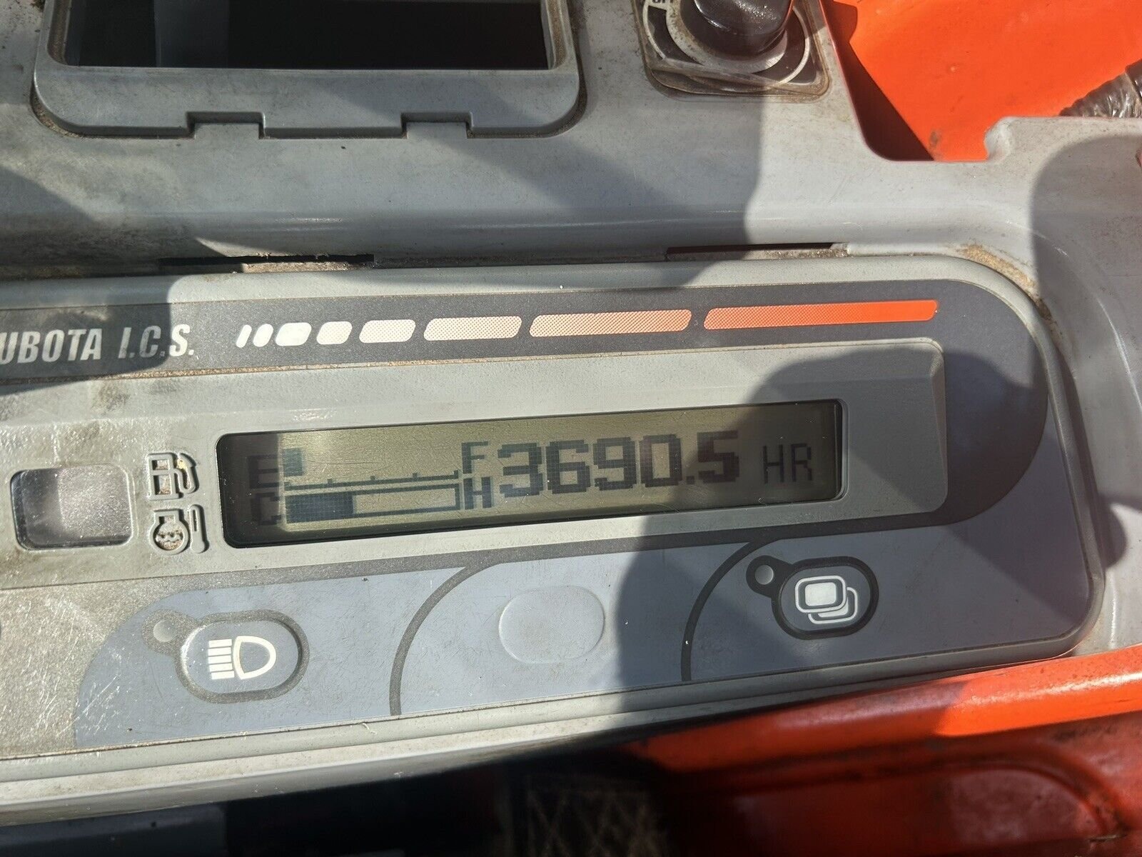 Mini-pelle Kubota U25-3 (2008), 2,6T, 3 600 h, entièrement révisée. Livrée avec BRH et 3 godets – Image 3