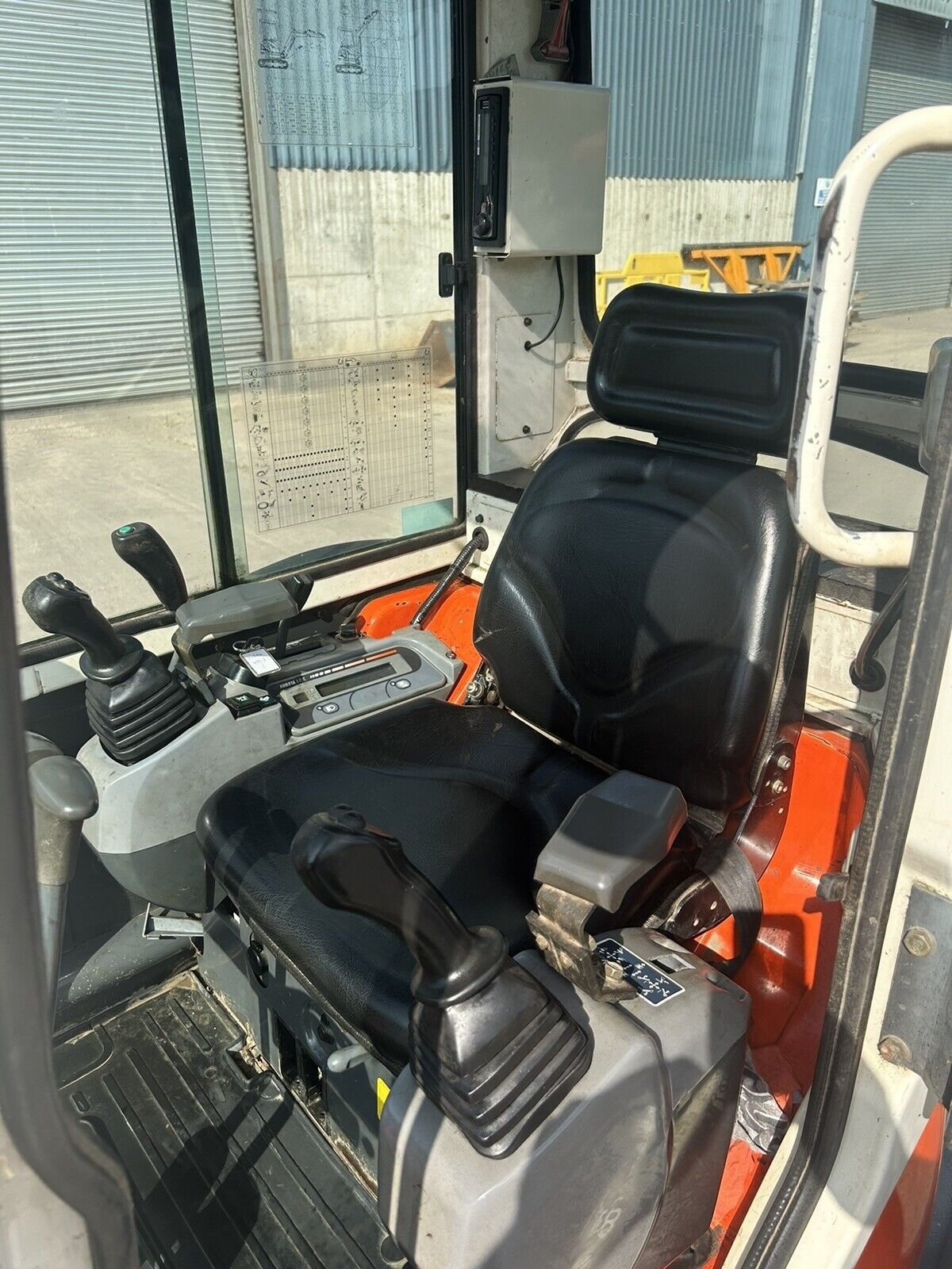 Mini-pelle Kubota U25-3 (2008), 2,6T, 3 600 h, entièrement révisée. Livrée avec BRH et 3 godets – Image 5