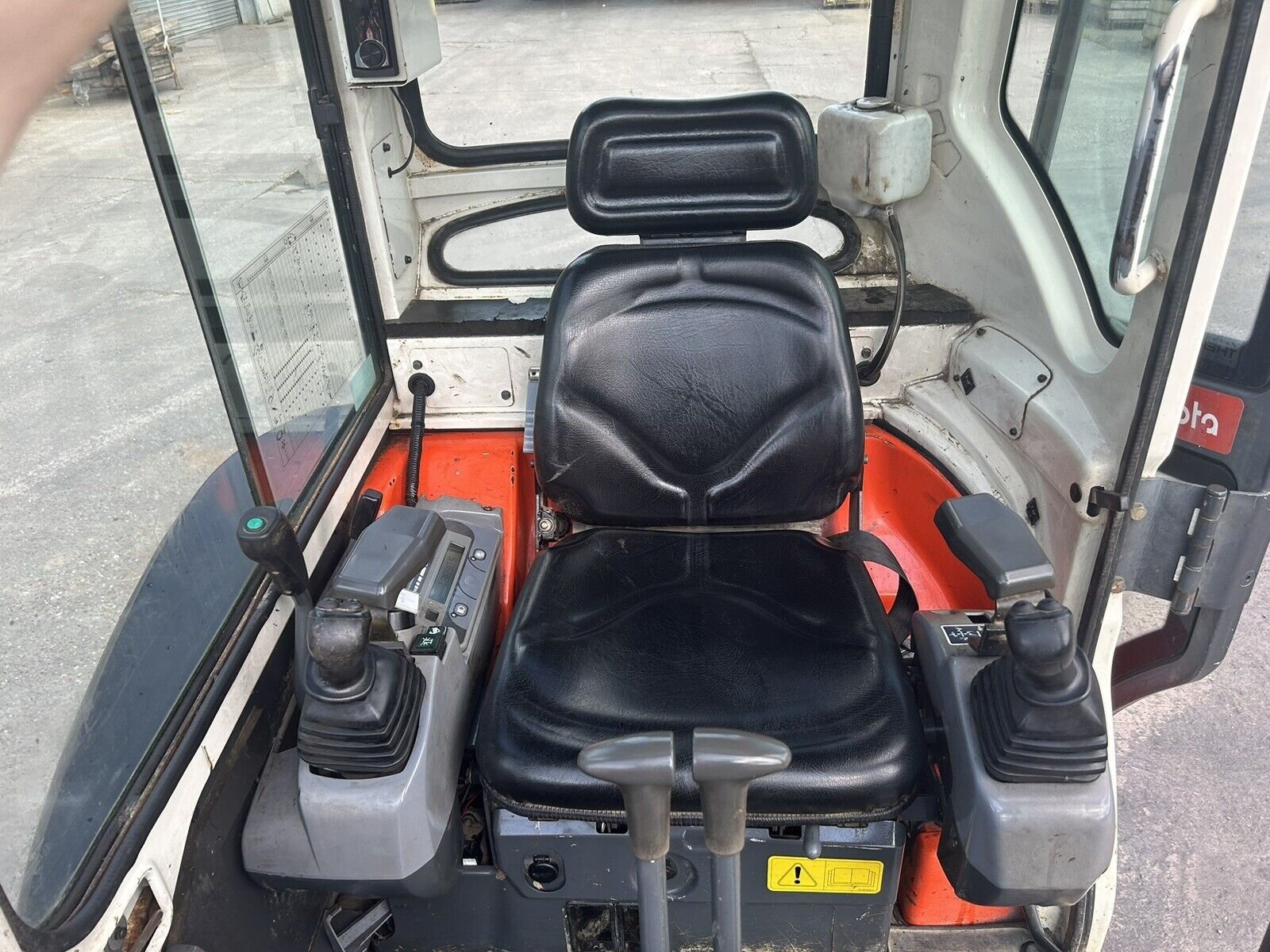 Mini-pelle Kubota U25-3 (2008), 2,6T, 3 600 h, entièrement révisée. Livrée avec BRH et 3 godets – Image 4