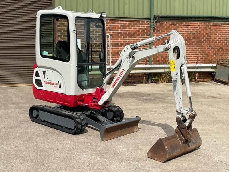 Mini-pelle Takeuchi TB216 d’occasion (2015) – 1,8 tonnes – 3 365 heures – Entièrement révisée