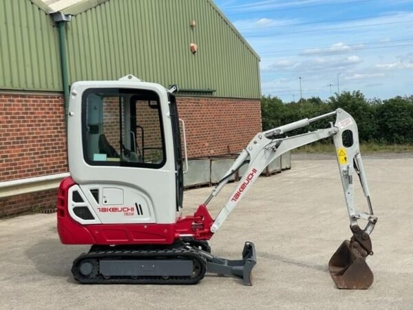 Mini-pelle Takeuchi TB216 d’occasion (2015) – 1,8 tonnes – 3 365 heures – Entièrement révisée – Image 10