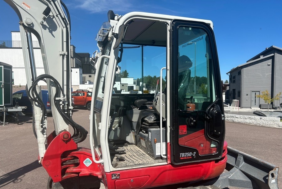 Mini-pelle Takeuchi TB250-2 d’occasion (2020) – 5,1 tonnes – 1 174 h – Moteur Yanmar 29,1 kW – Image 4