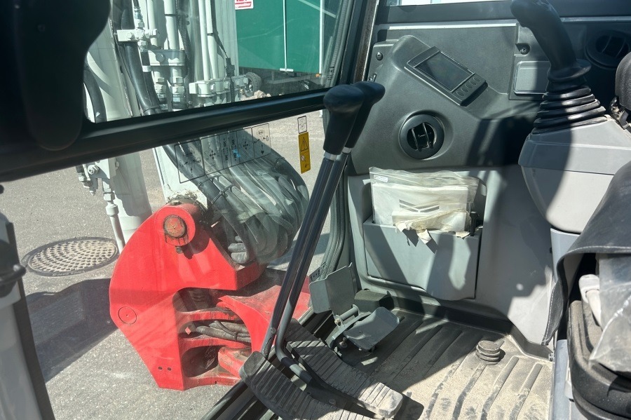 Mini-pelle Takeuchi TB250-2 d’occasion (2020) – 5,1 tonnes – 1 174 h – Moteur Yanmar 29,1 kW – Image 3