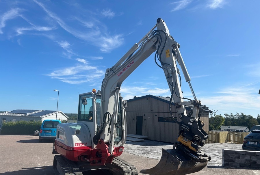 Mini-pelle Takeuchi TB250-2 d’occasion (2020) – 5,1 tonnes – 1 174 h – Moteur Yanmar 29,1 kW – Image 2