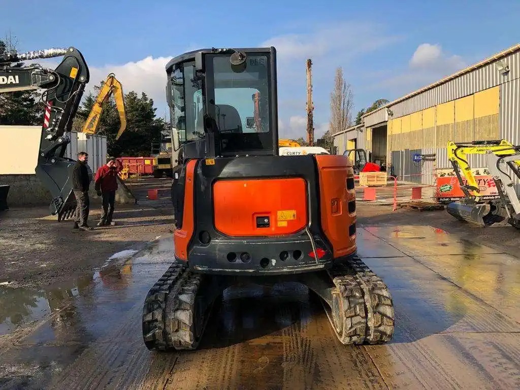 Mini-pelle compacte Hitachi ZX48U-5A CLR d’occasion – Image 2