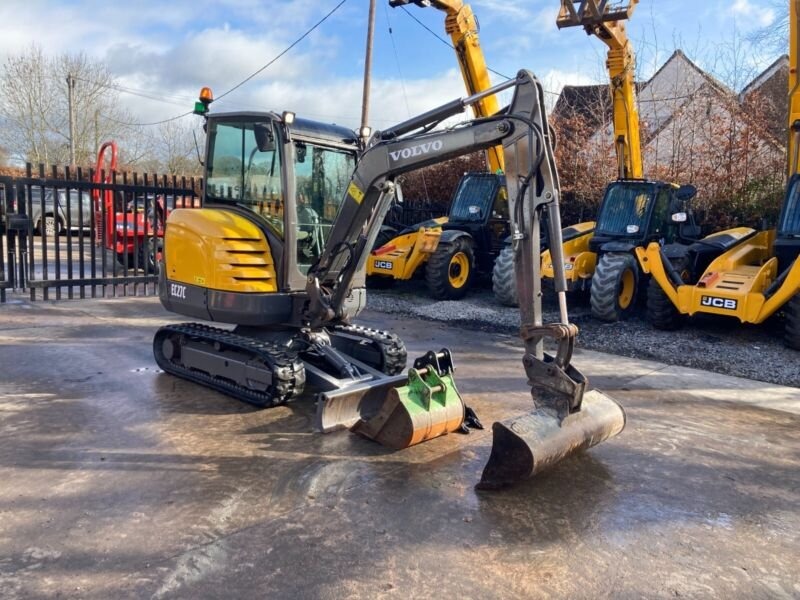 Mini-pelle d’occasion Volvo EC27C (2015), 3 095 h – Cabine fermée avec climatisation