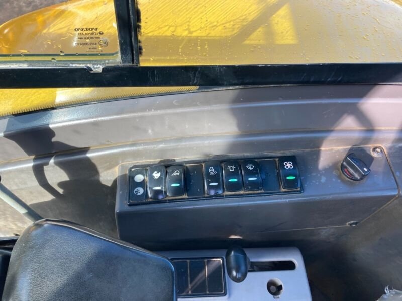 Mini-pelle d’occasion Volvo EC27C (2015), 3 095 h – Cabine fermée avec climatisation – Image 8