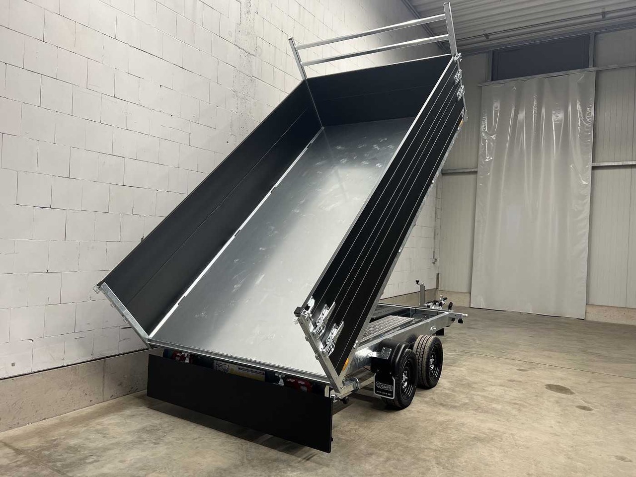 REMORQUE benne basculante SARIS basculement multidirectionnel Charge utile 2 536 kg