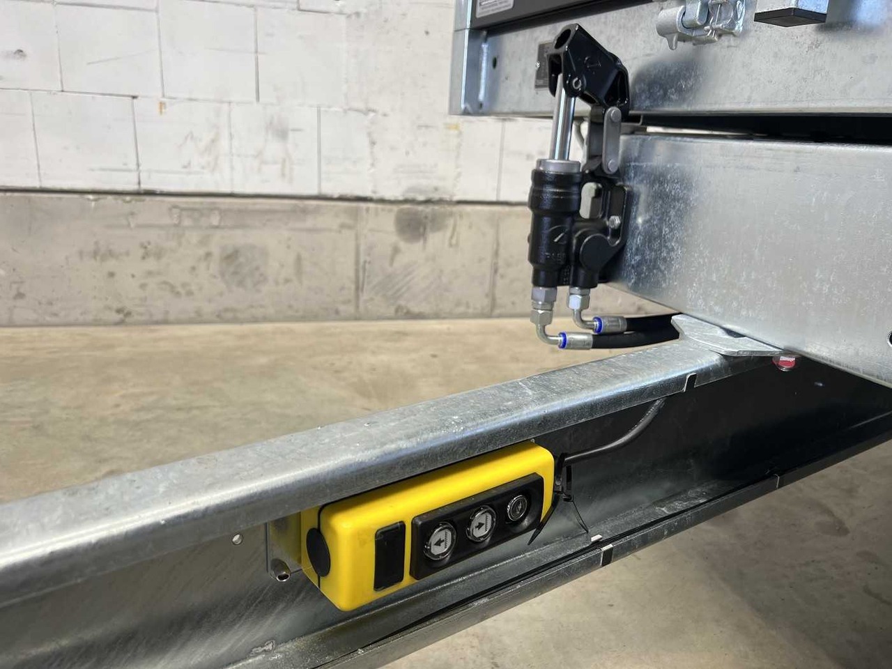 REMORQUE benne basculante SARIS basculement multidirectionnel Charge utile 2 536 kg – Image 4